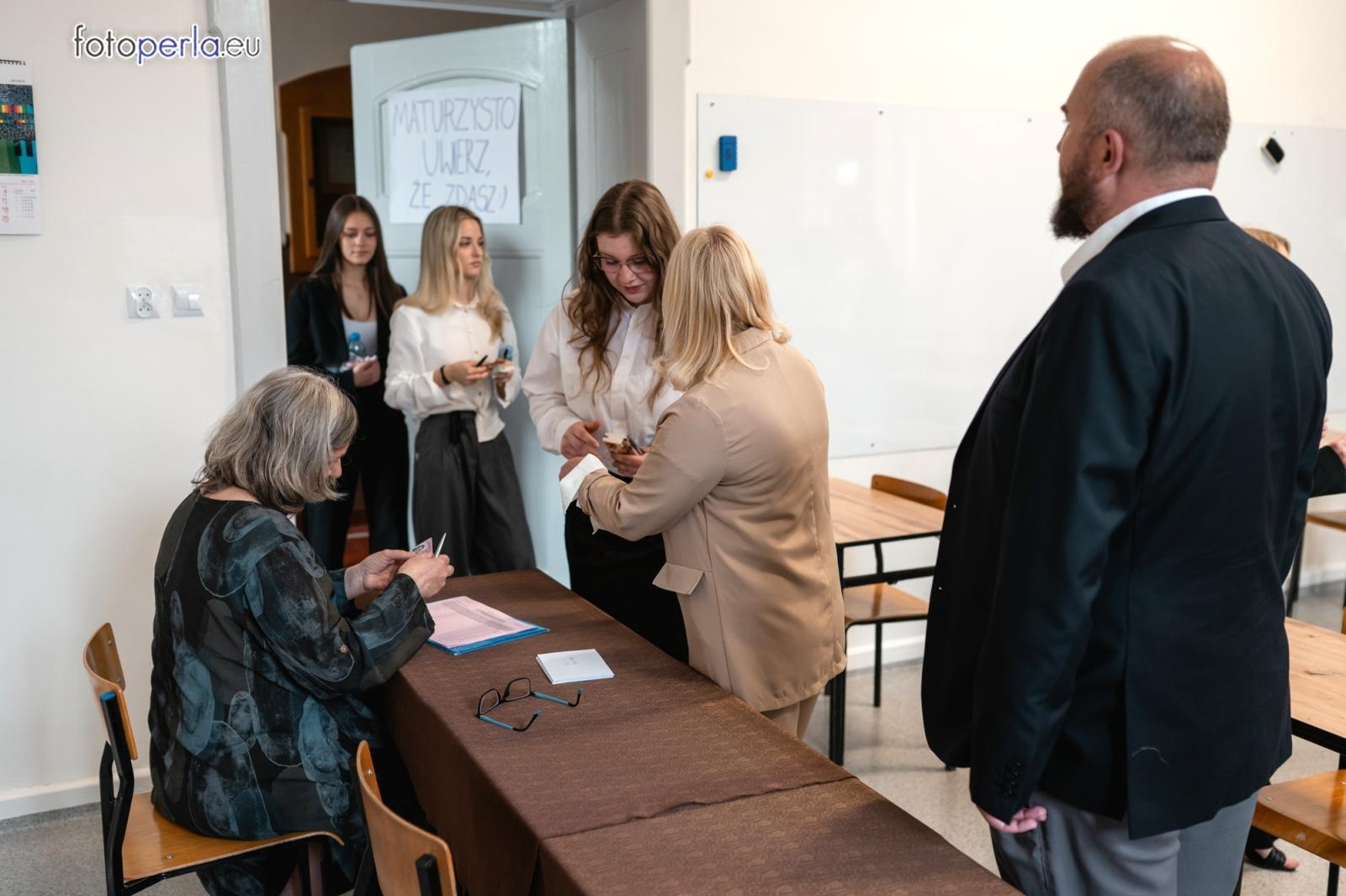 Zdjęcie w galerii na portalu naszraciborz.pl: Absolwenci I LO i Plastyka rozpoczęli matury [FOTO] wiadomości z regionu