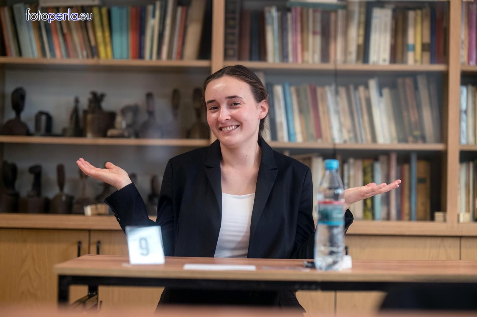 Zdjęcie w galerii na portalu naszraciborz.pl: Absolwenci I LO i Plastyka rozpoczęli matury [FOTO] wiadomości z regionu