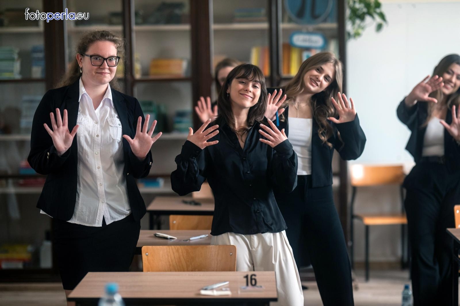 Zdjęcie w galerii na portalu naszraciborz.pl: Absolwenci I LO i Plastyka rozpoczęli matury [FOTO] wiadomości z regionu