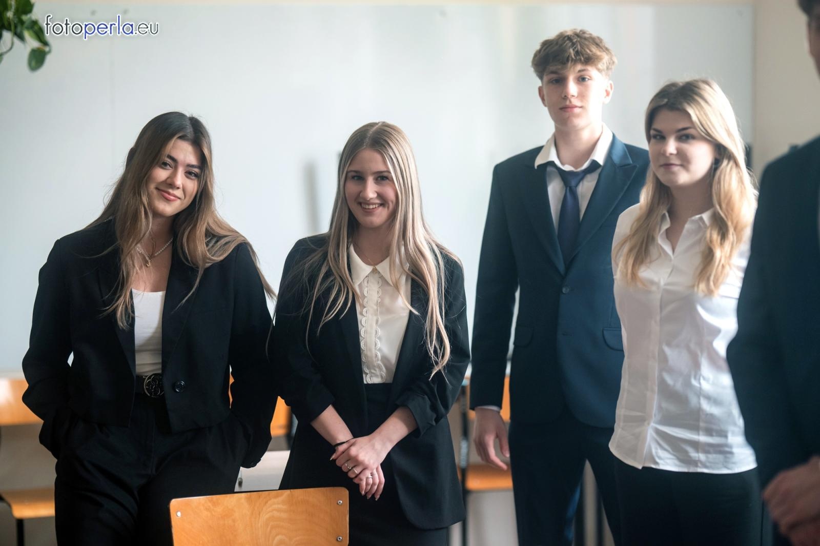 Zdjęcie w galerii na portalu naszraciborz.pl: Absolwenci I LO i Plastyka rozpoczęli matury [FOTO] wiadomości z regionu