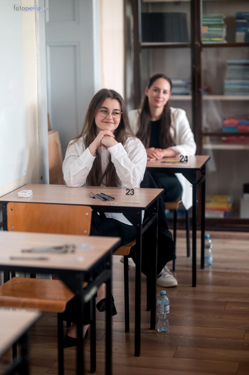 Zdjęcie w galerii na portalu naszraciborz.pl: Absolwenci I LO i Plastyka rozpoczęli matury [FOTO] wiadomości z regionu