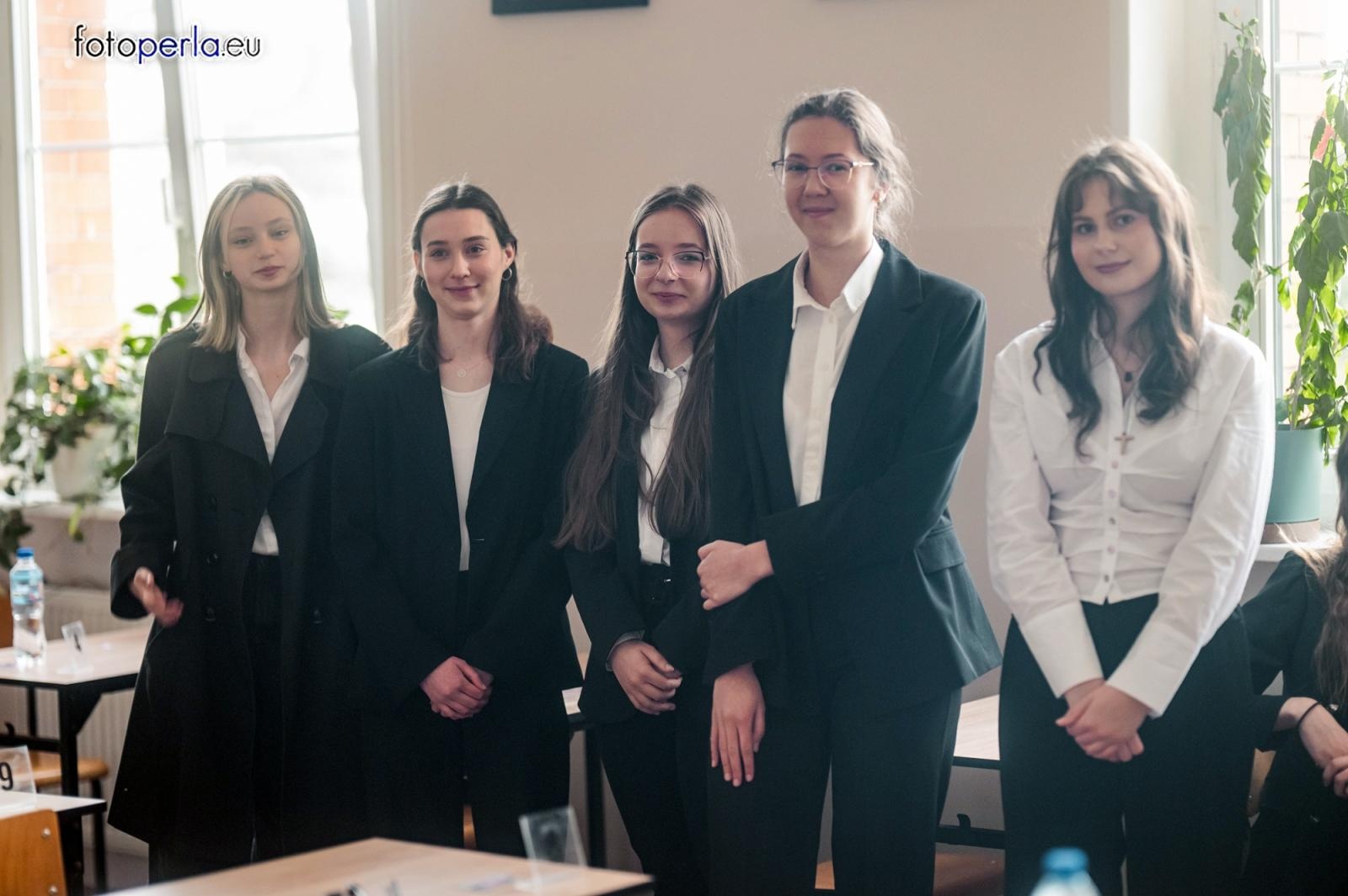 Zdjęcie w galerii na portalu naszraciborz.pl: Absolwenci I LO i Plastyka rozpoczęli matury [FOTO] wiadomości z regionu