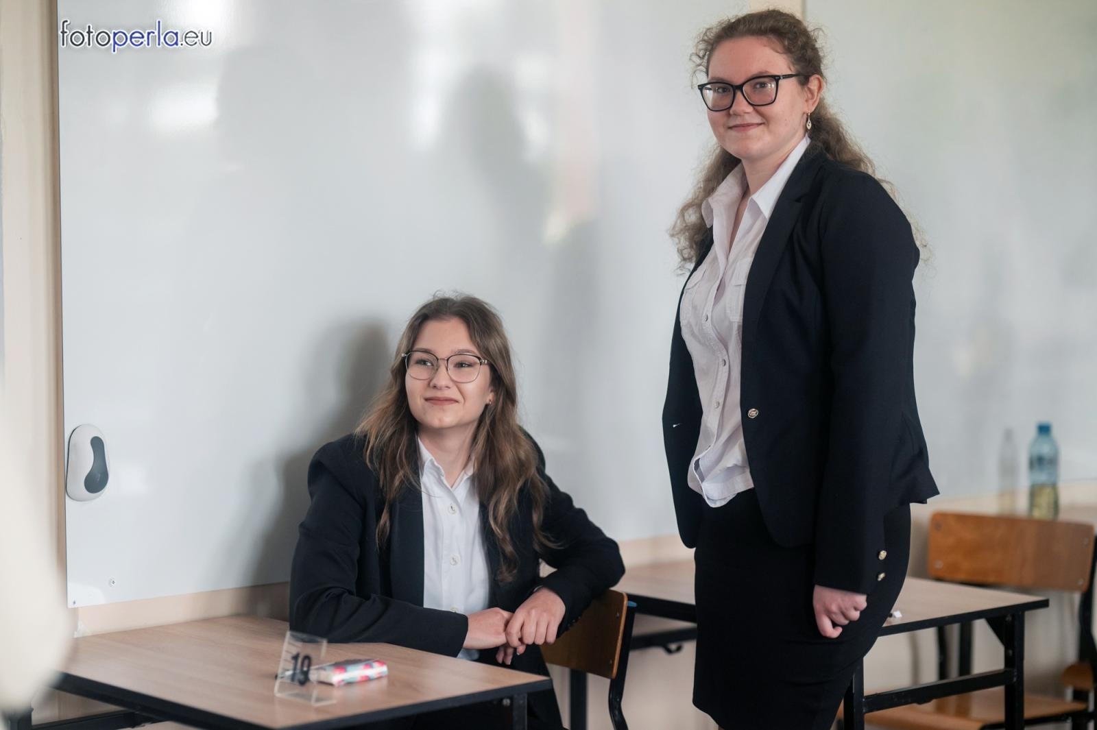 Zdjęcie w galerii na portalu naszraciborz.pl: Absolwenci I LO i Plastyka rozpoczęli matury [FOTO] wiadomości z regionu