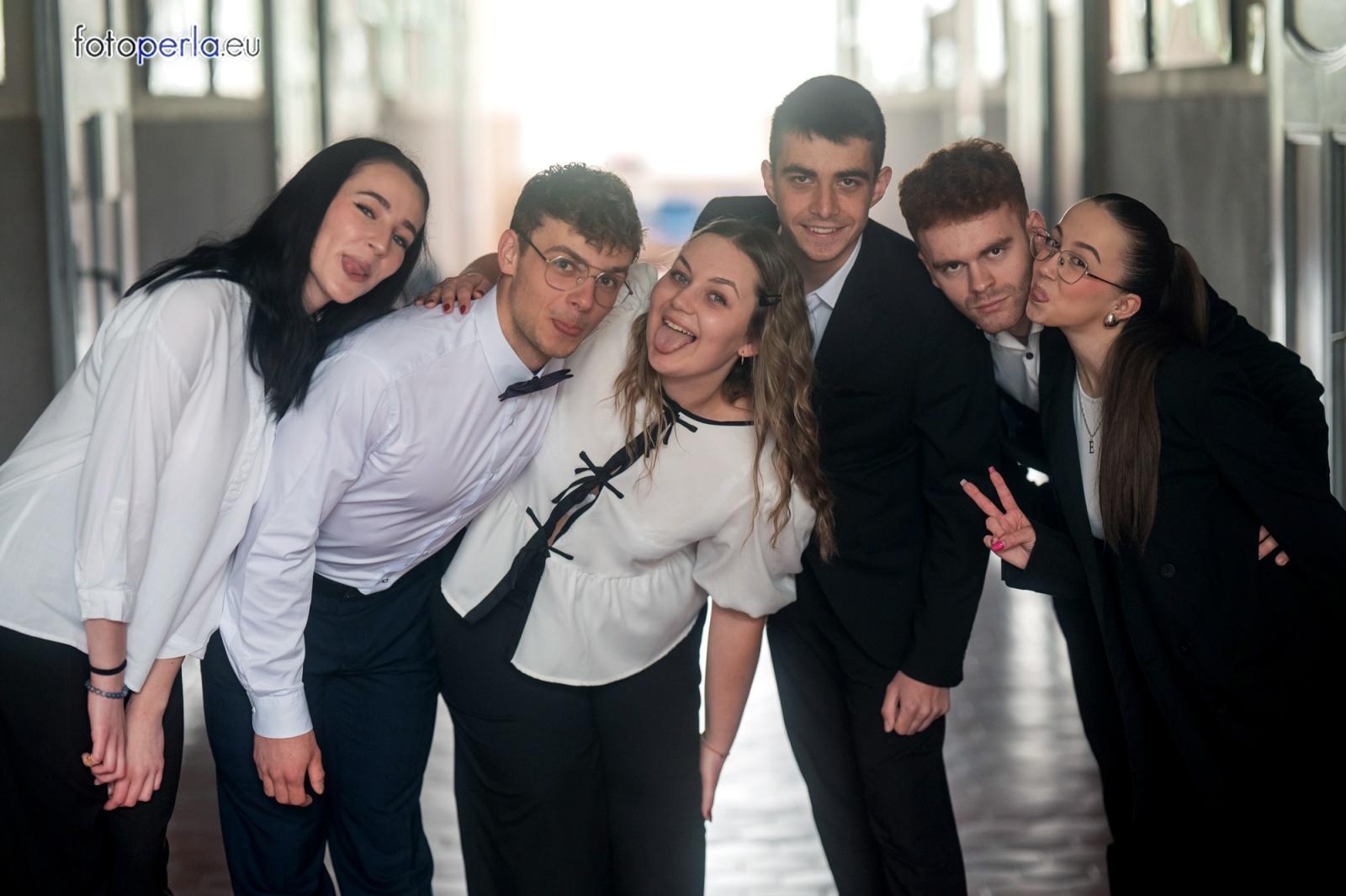 Zdjęcie w galerii na portalu naszraciborz.pl: Absolwenci I LO i Plastyka rozpoczęli matury [FOTO] wiadomości z regionu