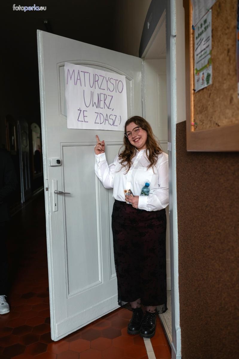 Zdjęcie w galerii na portalu naszraciborz.pl: Absolwenci I LO i Plastyka rozpoczęli matury [FOTO] wiadomości z regionu