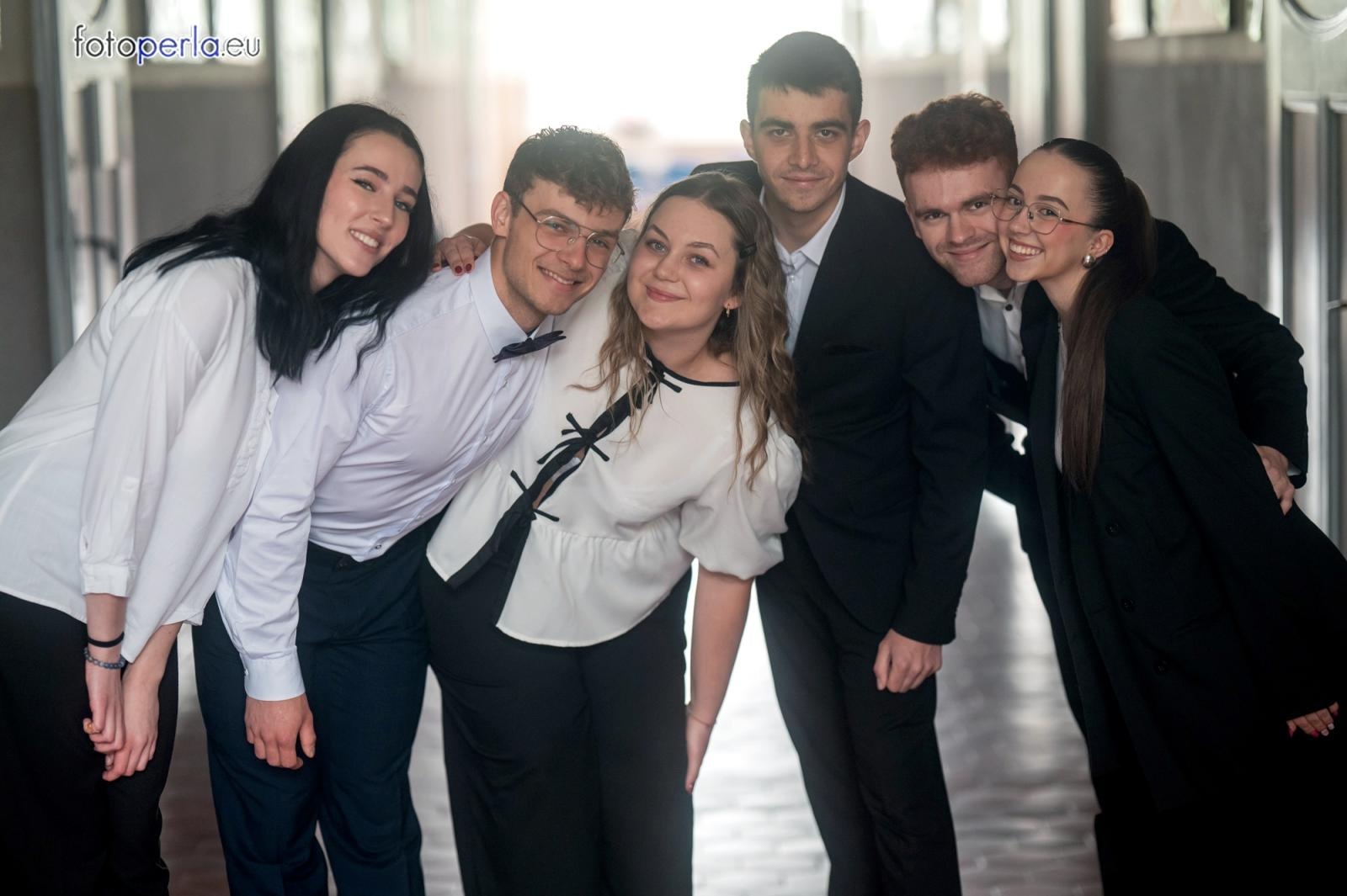 Zdjęcie w galerii na portalu naszraciborz.pl: Absolwenci I LO i Plastyka rozpoczęli matury [FOTO] wiadomości z regionu