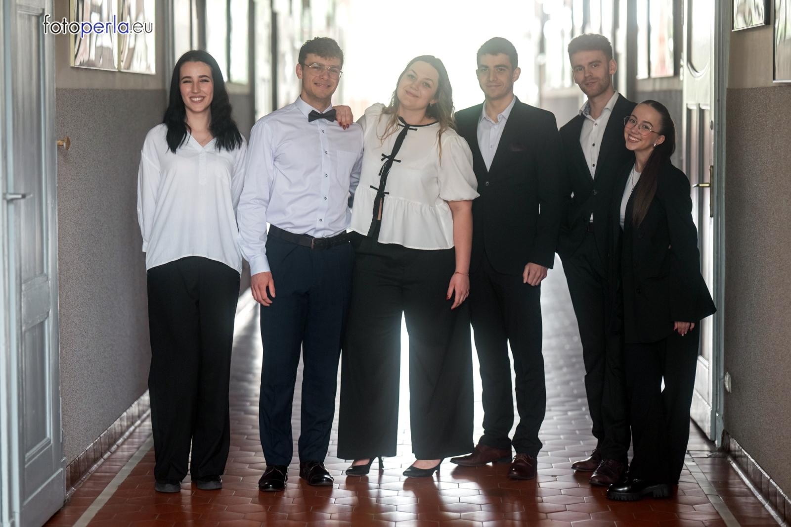 Zdjęcie w galerii na portalu naszraciborz.pl: Absolwenci I LO i Plastyka rozpoczęli matury [FOTO] wiadomości z regionu