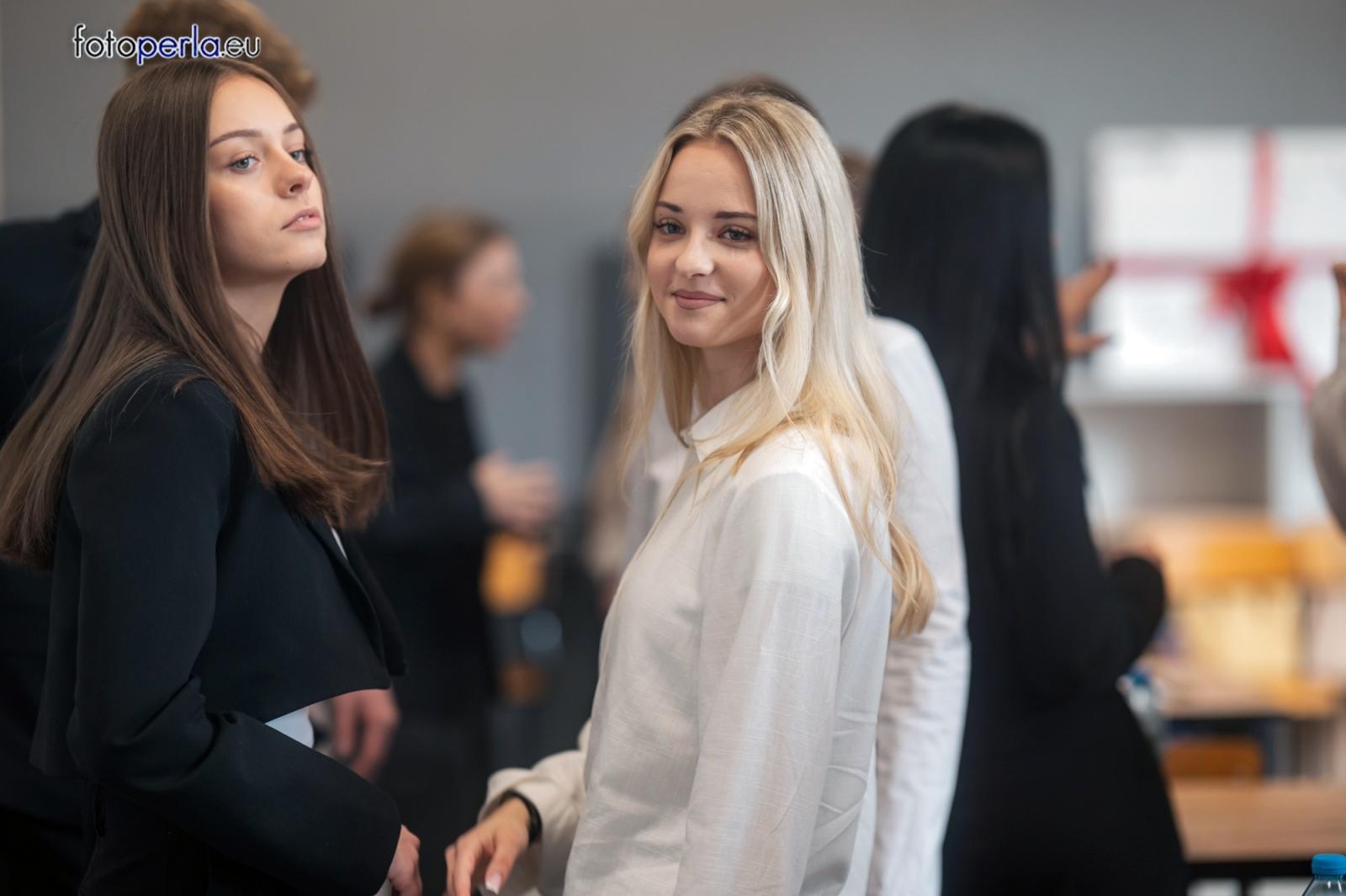 Zdjęcie w galerii na portalu naszraciborz.pl: Absolwenci I LO i Plastyka rozpoczęli matury [FOTO] wiadomości z regionu