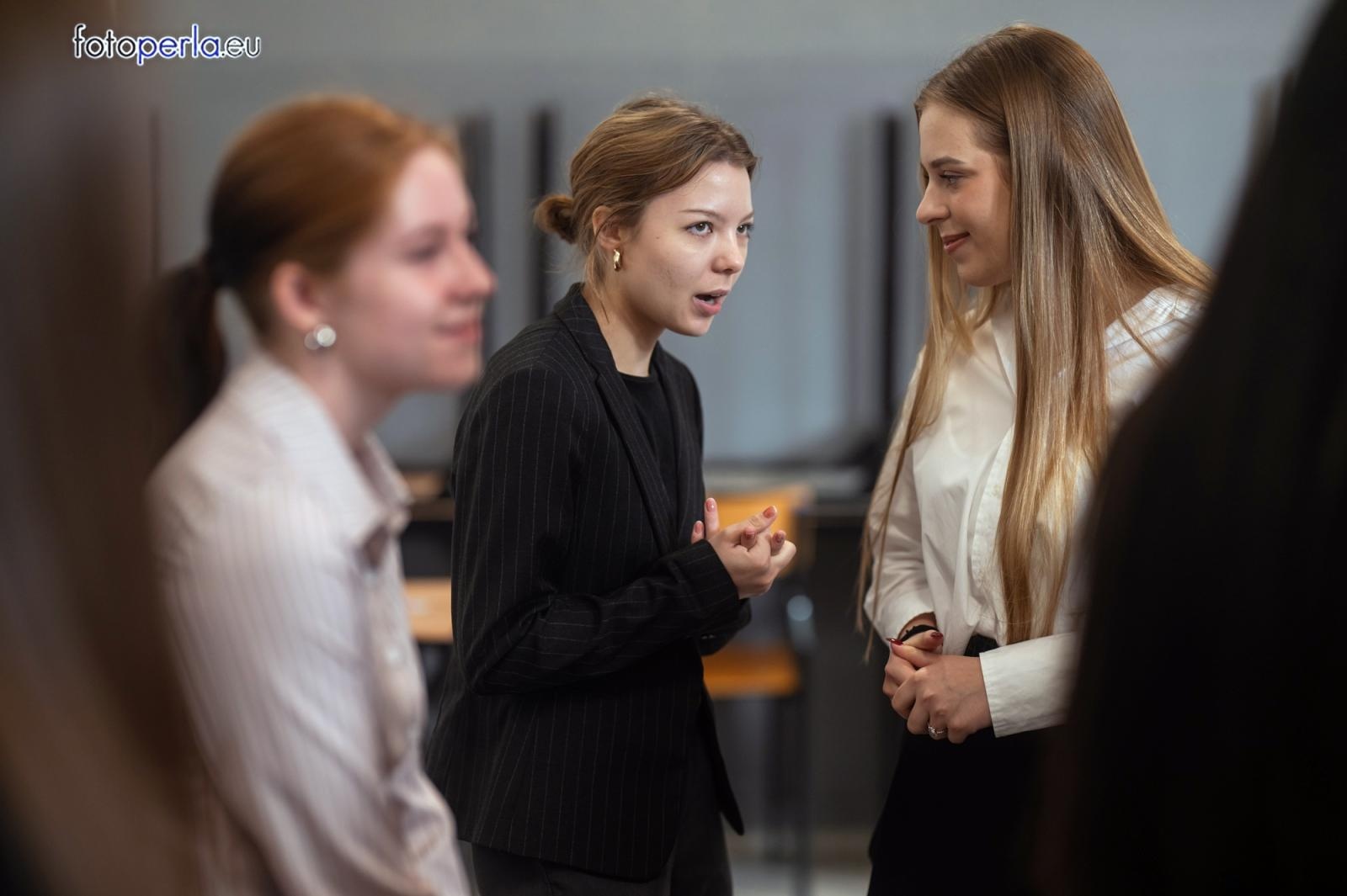 Zdjęcie w galerii na portalu naszraciborz.pl: Absolwenci I LO i Plastyka rozpoczęli matury [FOTO] wiadomości z regionu