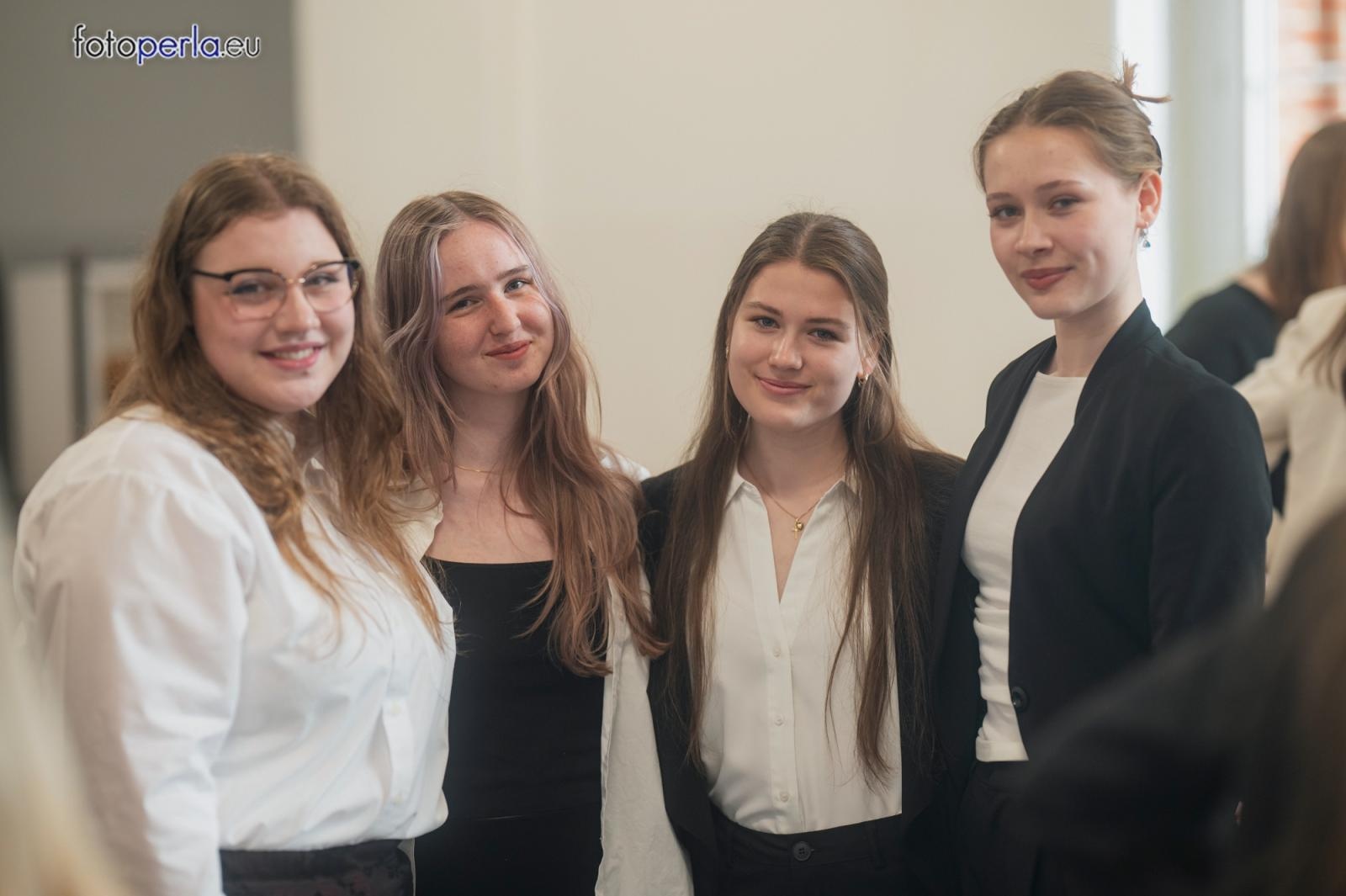 Zdjęcie w galerii na portalu naszraciborz.pl: Absolwenci I LO i Plastyka rozpoczęli matury [FOTO] wiadomości z regionu