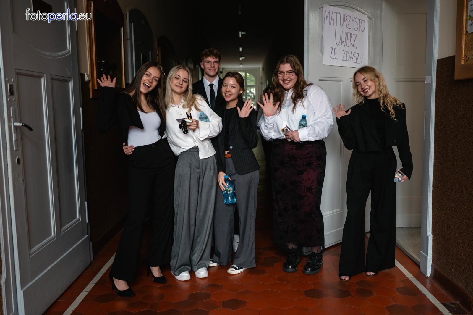 Zdjęcie w galerii na portalu naszraciborz.pl: Absolwenci I LO i Plastyka rozpoczęli matury [FOTO] wiadomości z regionu