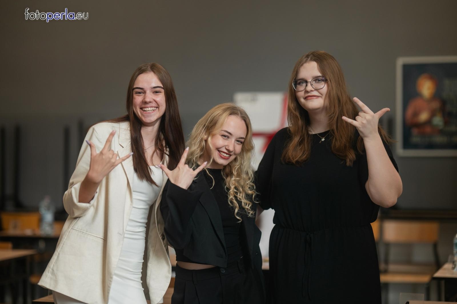 Zdjęcie w galerii na portalu naszraciborz.pl: Absolwenci I LO i Plastyka rozpoczęli matury [FOTO] wiadomości z regionu