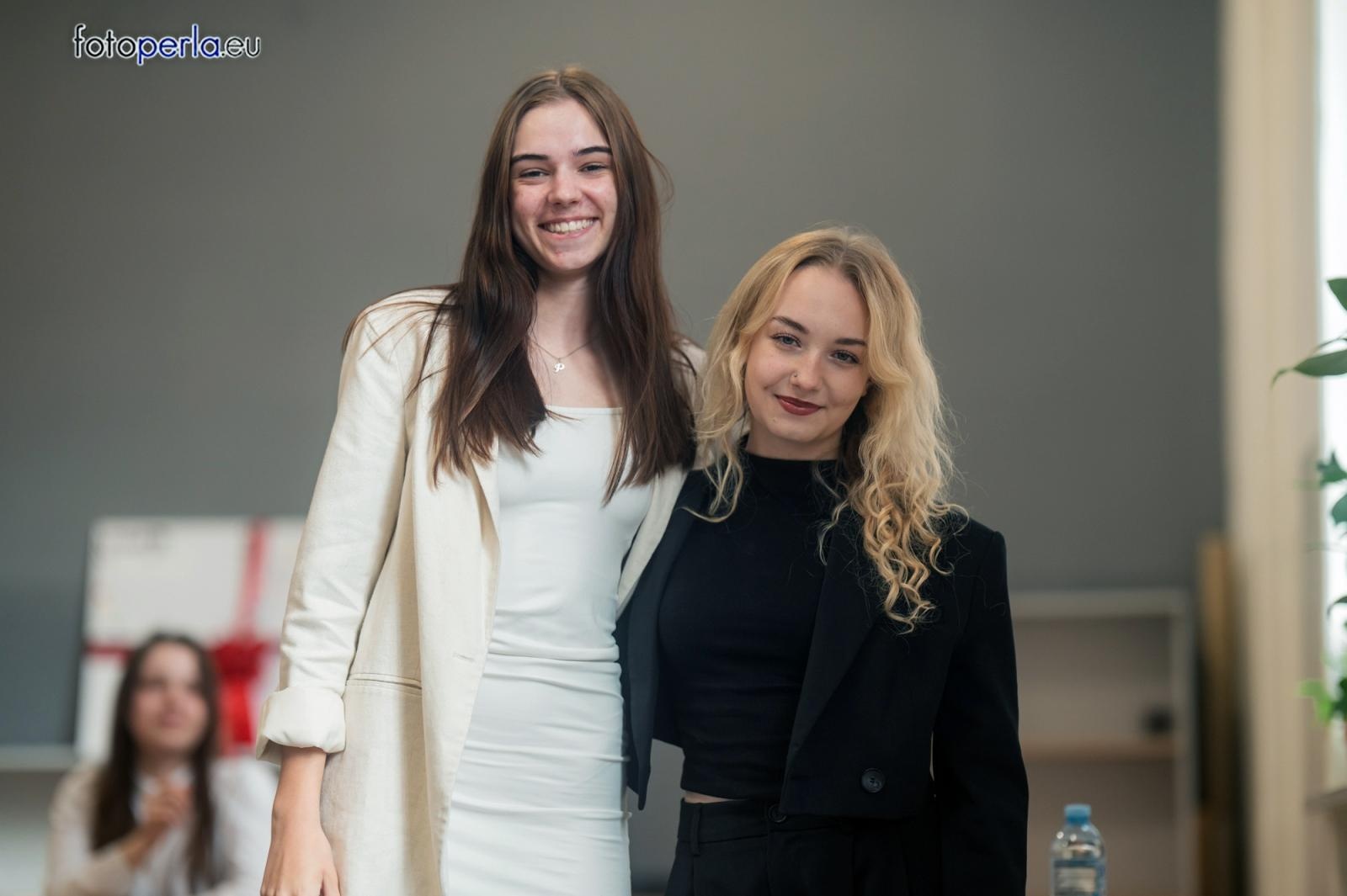 Zdjęcie w galerii na portalu naszraciborz.pl: Absolwenci I LO i Plastyka rozpoczęli matury [FOTO] wiadomości z regionu