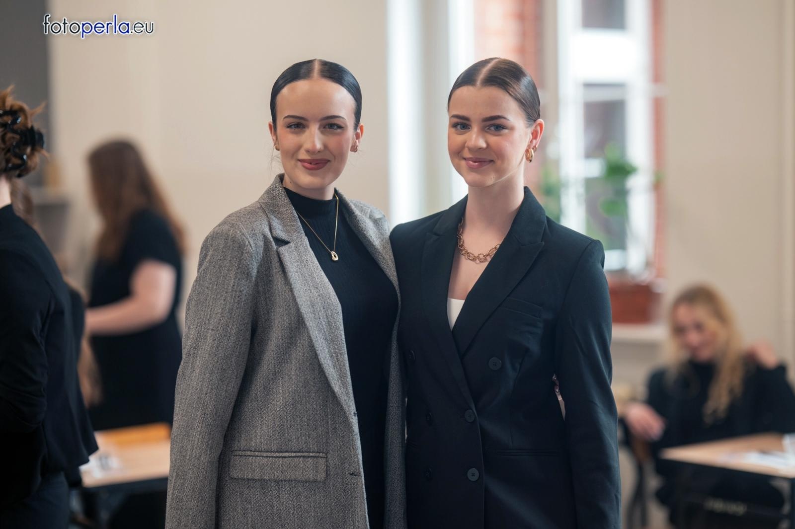 Zdjęcie w galerii na portalu naszraciborz.pl: Absolwenci I LO i Plastyka rozpoczęli matury [FOTO] wiadomości z regionu