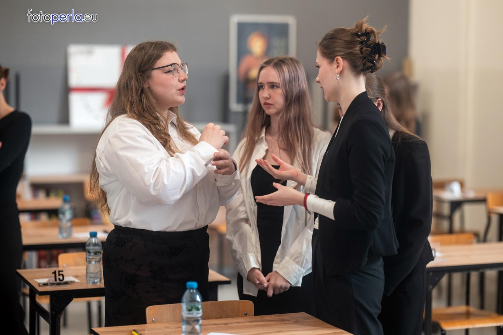 Zdjęcie w galerii na portalu naszraciborz.pl: Absolwenci I LO i Plastyka rozpoczęli matury [FOTO] wiadomości z regionu