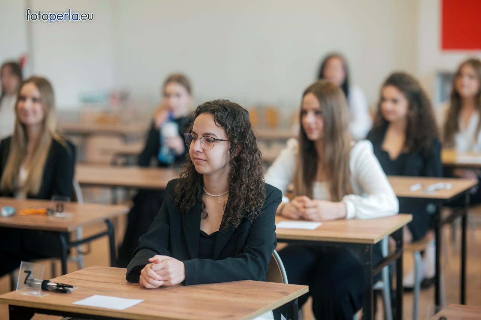 Zdjęcie w galerii na portalu naszraciborz.pl: Absolwenci I LO i Plastyka rozpoczęli matury [FOTO] wiadomości z regionu