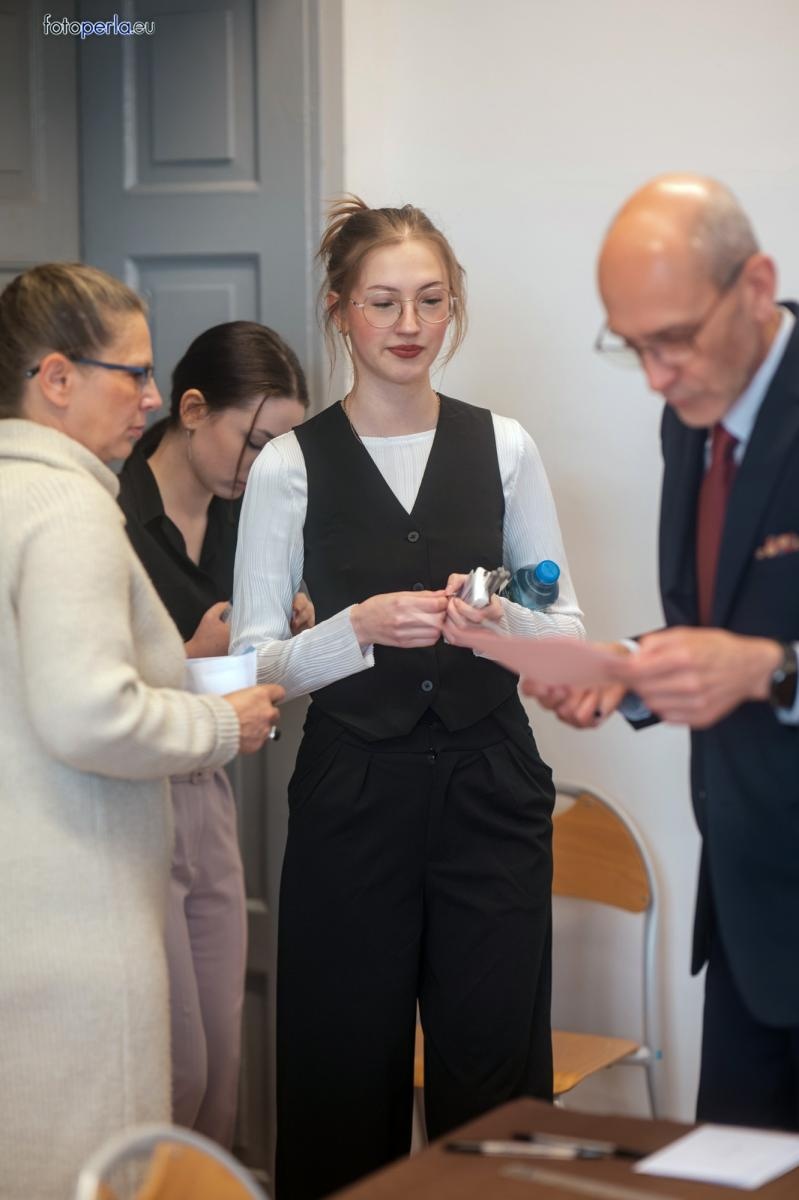 Zdjęcie w galerii na portalu naszraciborz.pl: Absolwenci I LO i Plastyka rozpoczęli matury [FOTO] wiadomości z regionu