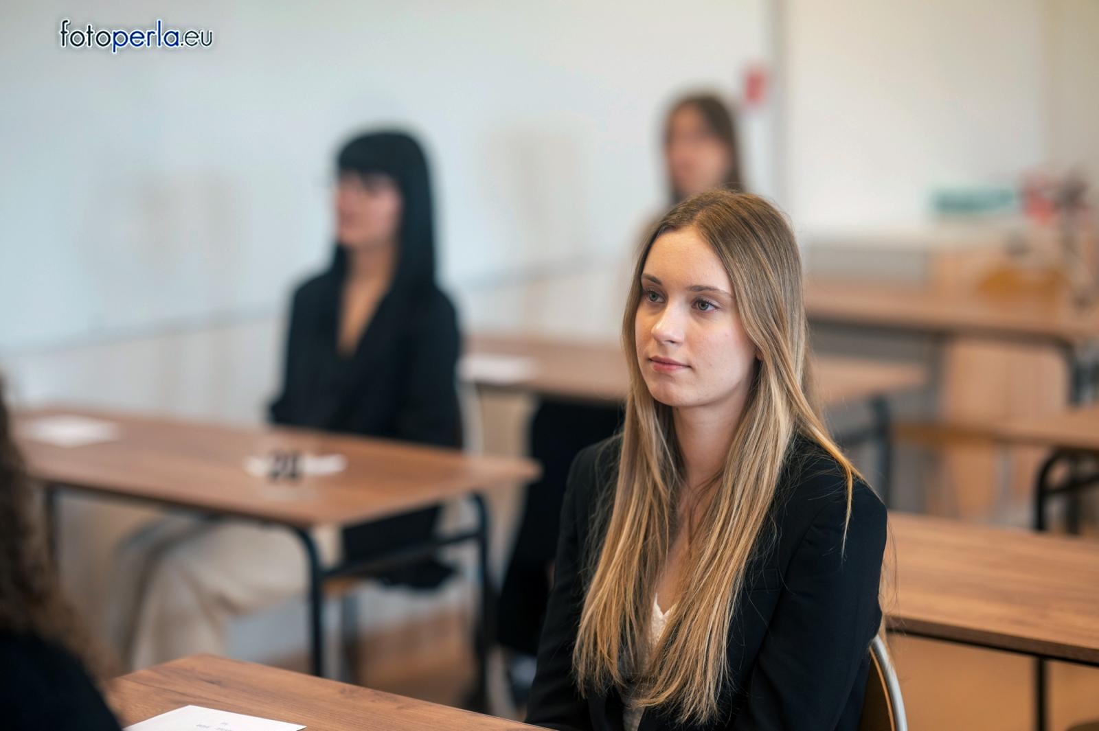 Zdjęcie w galerii na portalu naszraciborz.pl: Absolwenci I LO i Plastyka rozpoczęli matury [FOTO] wiadomości z regionu