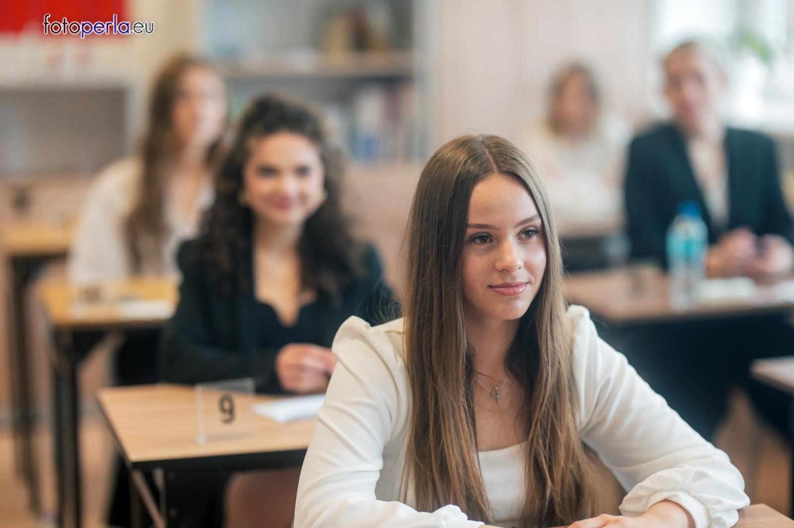 Zdjęcie w galerii na portalu naszraciborz.pl: Absolwenci I LO i Plastyka rozpoczęli matury [FOTO] wiadomości z regionu