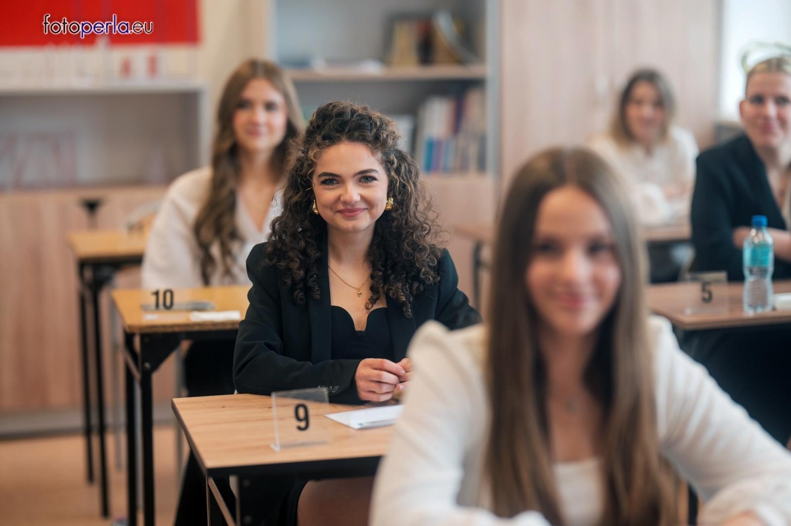 Zdjęcie w galerii na portalu naszraciborz.pl: Absolwenci I LO i Plastyka rozpoczęli matury [FOTO] wiadomości z regionu