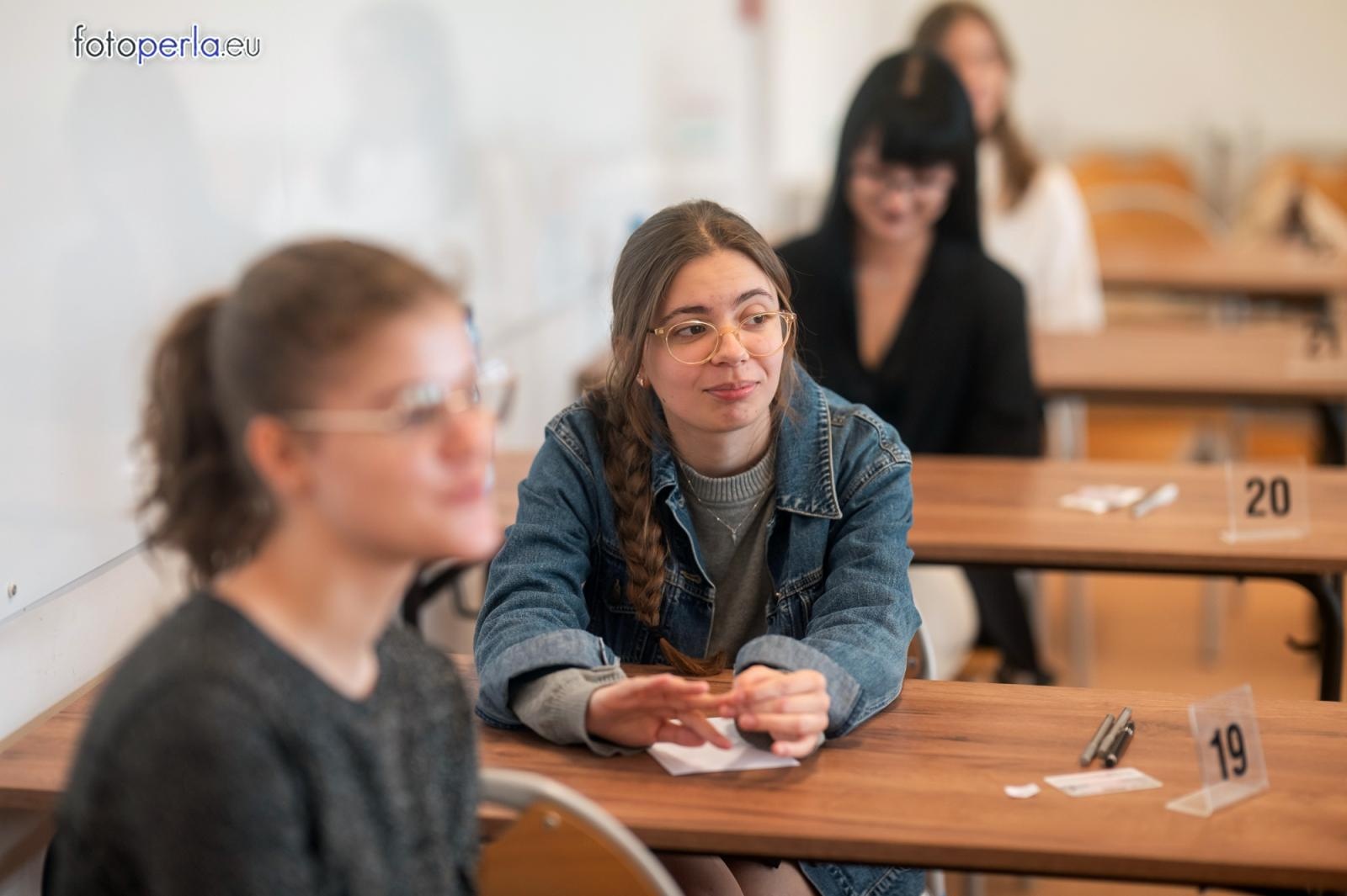 Zdjęcie w galerii na portalu naszraciborz.pl: Absolwenci I LO i Plastyka rozpoczęli matury [FOTO] wiadomości z regionu