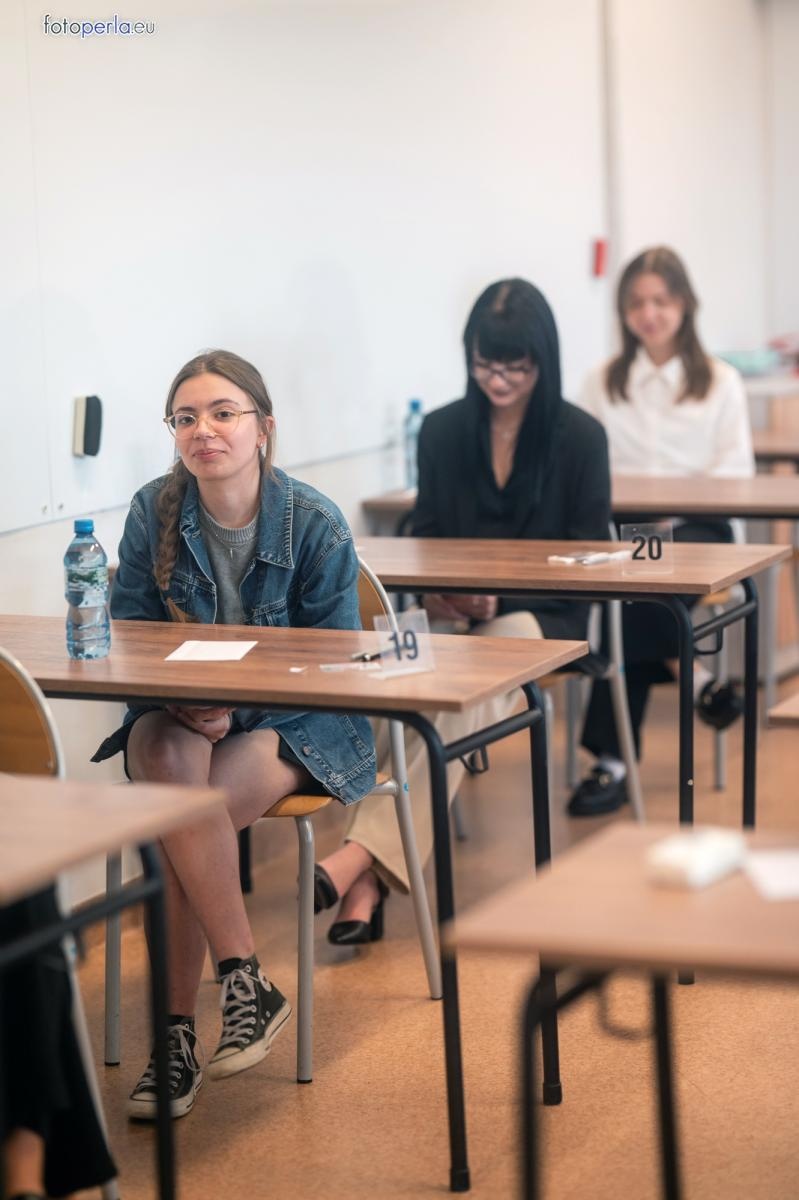 Zdjęcie w galerii na portalu naszraciborz.pl: Absolwenci I LO i Plastyka rozpoczęli matury [FOTO] wiadomości z regionu