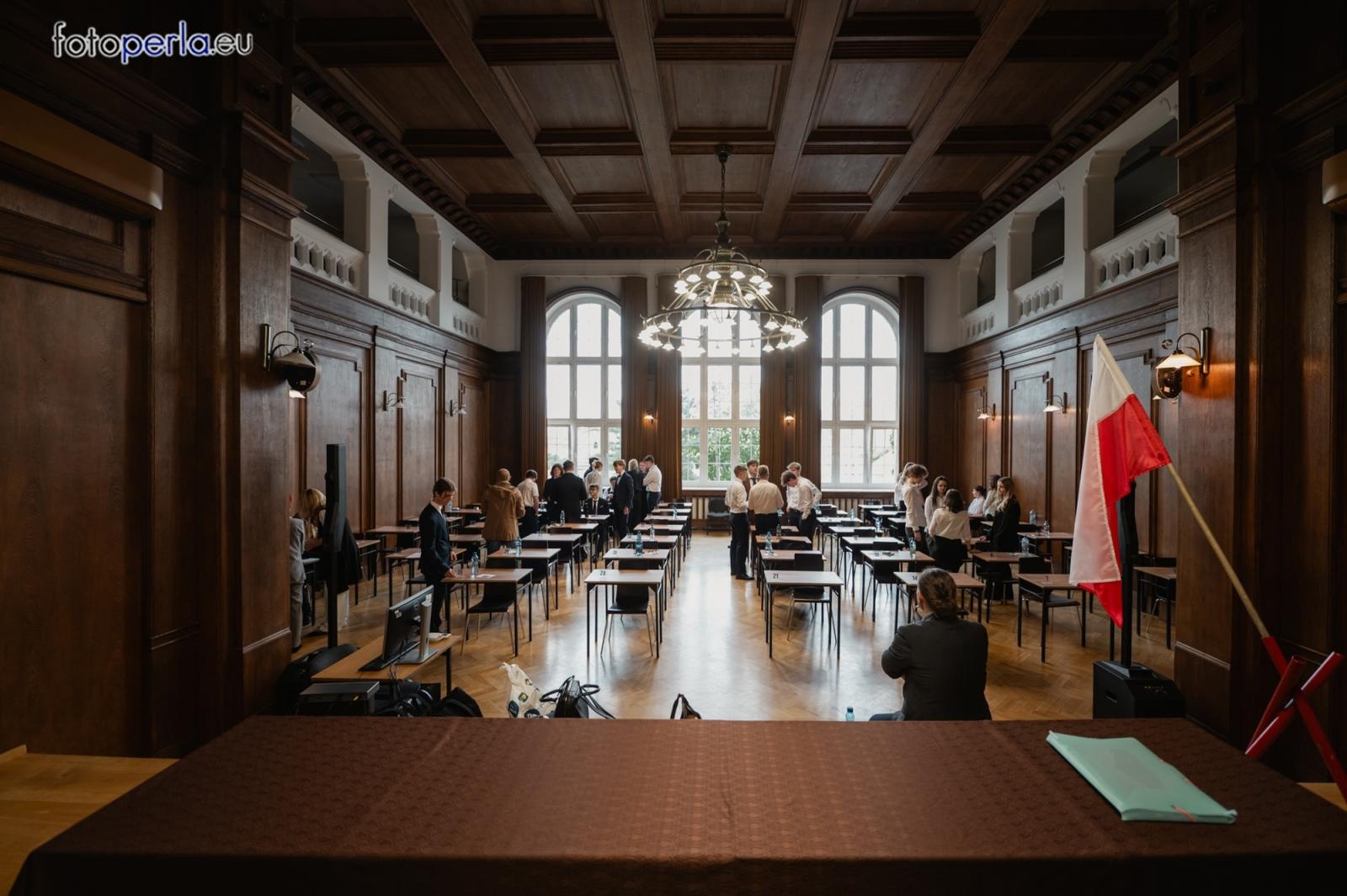 Zdjęcie w galerii na portalu naszraciborz.pl: Absolwenci I LO i Plastyka rozpoczęli matury [FOTO] wiadomości z regionu