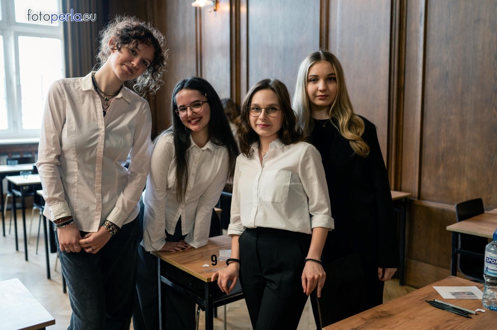Zdjęcie w galerii na portalu naszraciborz.pl: Absolwenci I LO i Plastyka rozpoczęli matury [FOTO] wiadomości z regionu