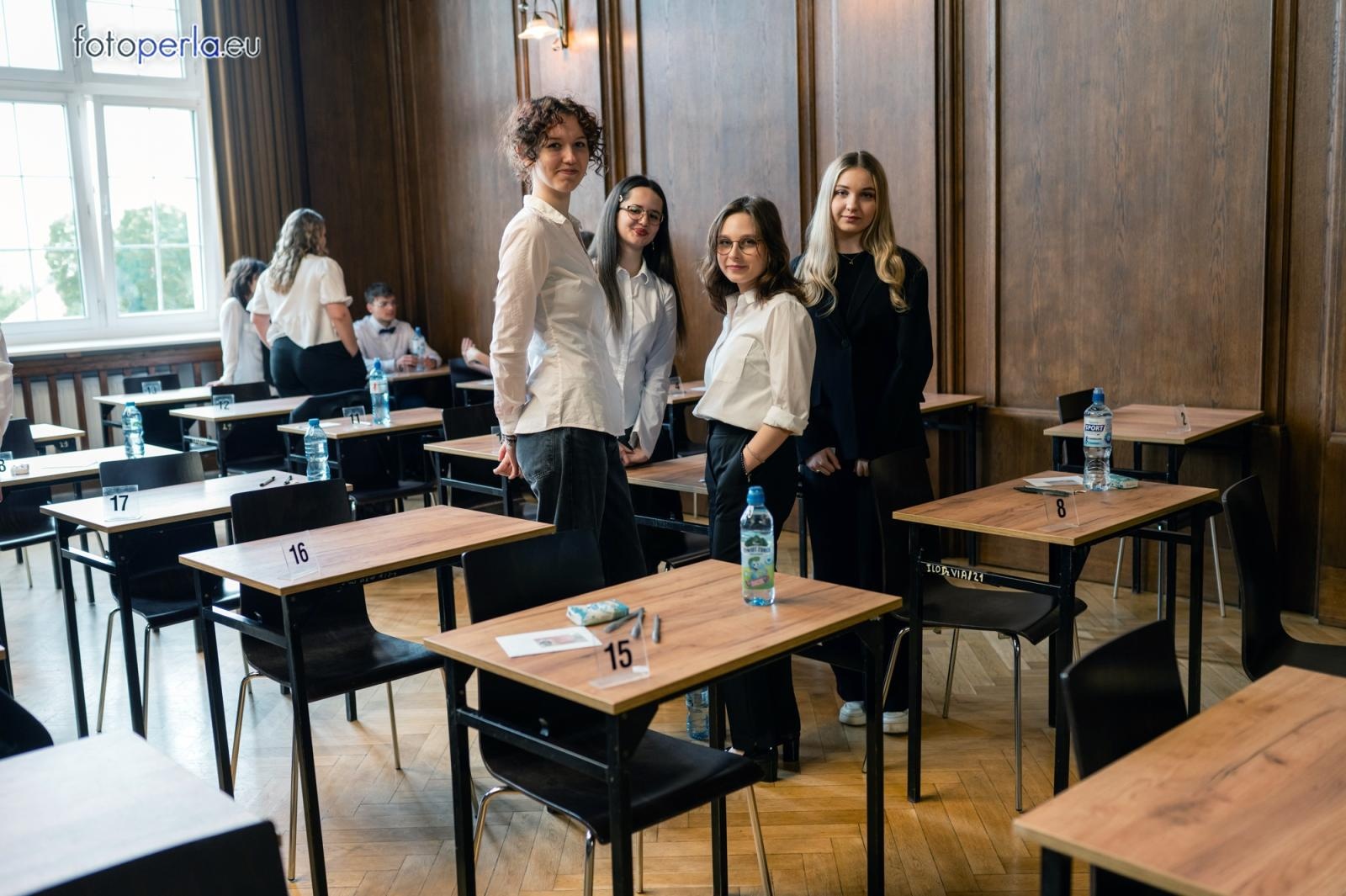 Zdjęcie w galerii na portalu naszraciborz.pl: Absolwenci I LO i Plastyka rozpoczęli matury [FOTO] wiadomości z regionu