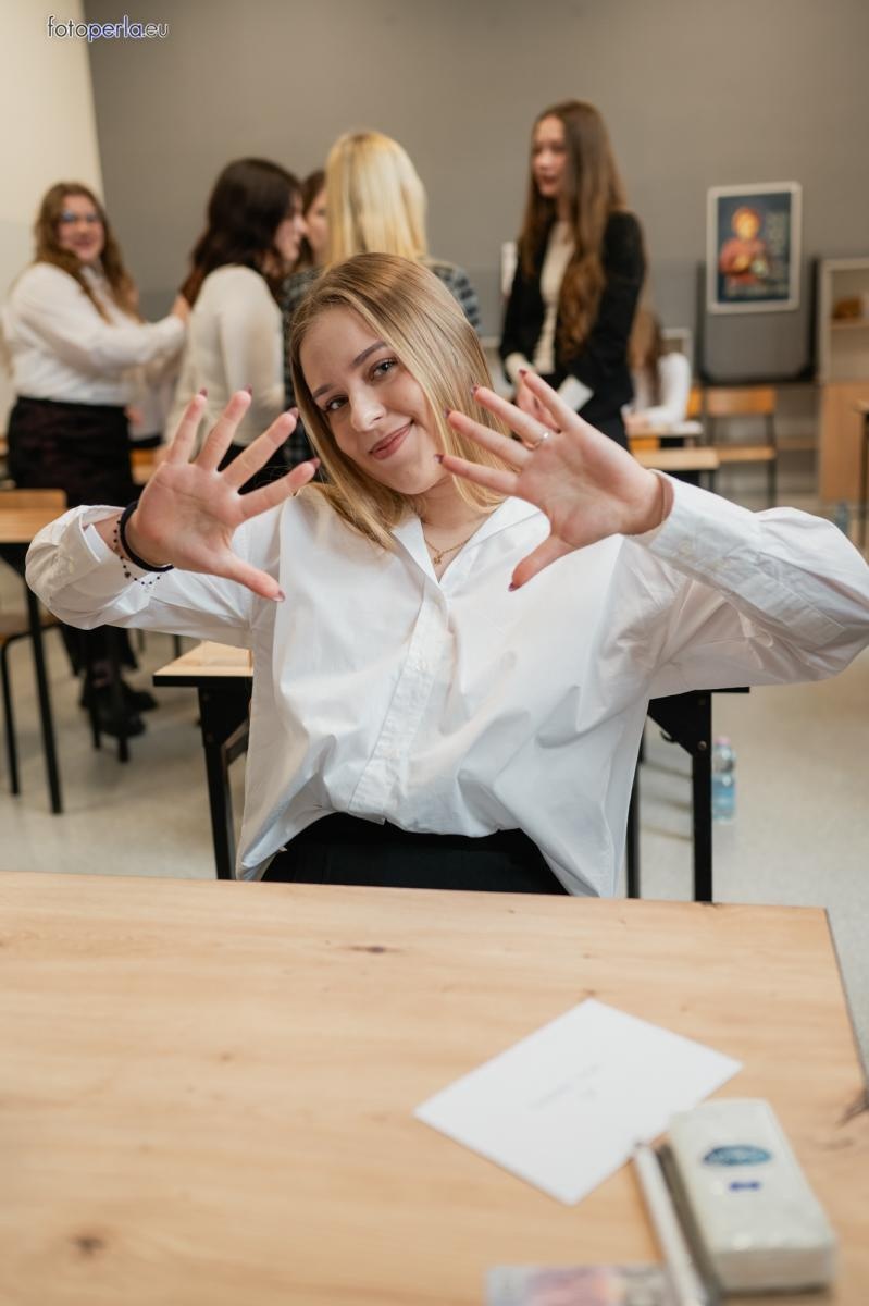 Zdjęcie w galerii na portalu naszraciborz.pl: Absolwenci I LO i Plastyka rozpoczęli matury [FOTO] wiadomości z regionu