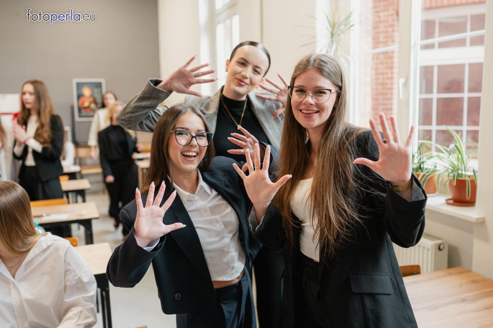 Zdjęcie w galerii na portalu naszraciborz.pl: Absolwenci I LO i Plastyka rozpoczęli matury [FOTO] wiadomości z regionu