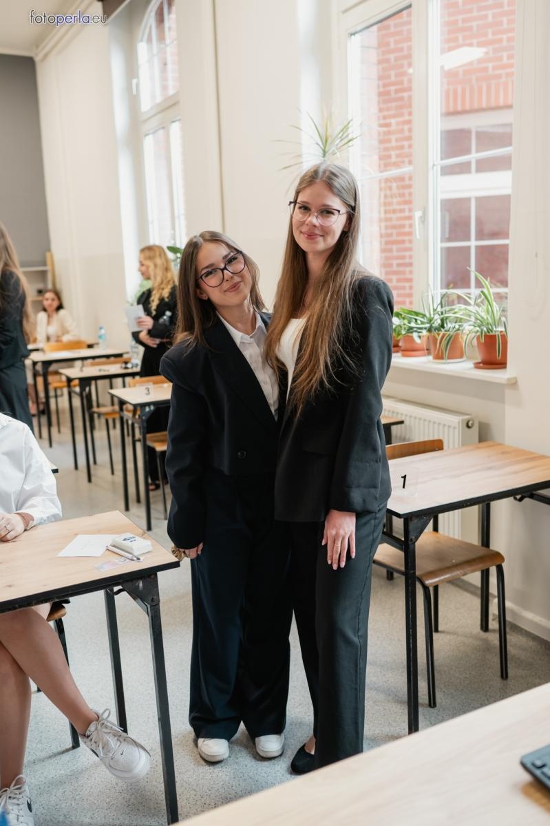 Zdjęcie w galerii na portalu naszraciborz.pl: Absolwenci I LO i Plastyka rozpoczęli matury [FOTO] wiadomości z regionu