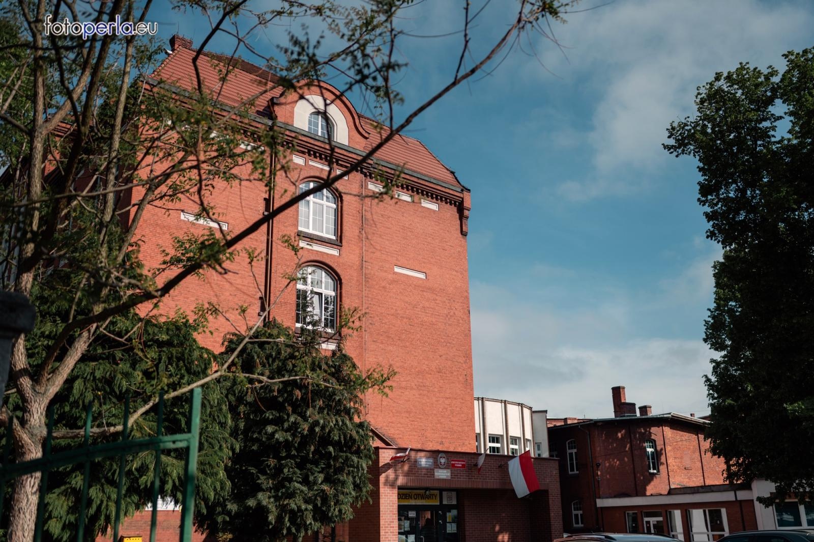 Zdjęcie w galerii na portalu naszraciborz.pl: Absolwenci I LO i Plastyka rozpoczęli matury [FOTO] wiadomości z regionu