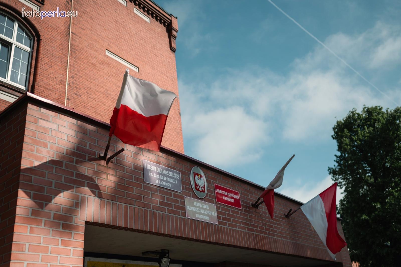 Zdjęcie w galerii na portalu naszraciborz.pl: Absolwenci I LO i Plastyka rozpoczęli matury [FOTO] wiadomości z regionu
