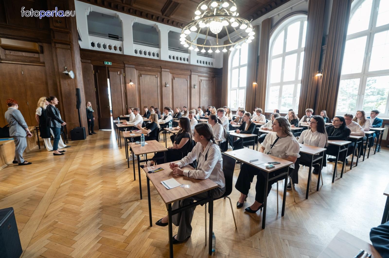 Zdjęcie w galerii na portalu naszraciborz.pl: Absolwenci I LO i Plastyka rozpoczęli matury [FOTO] wiadomości z regionu