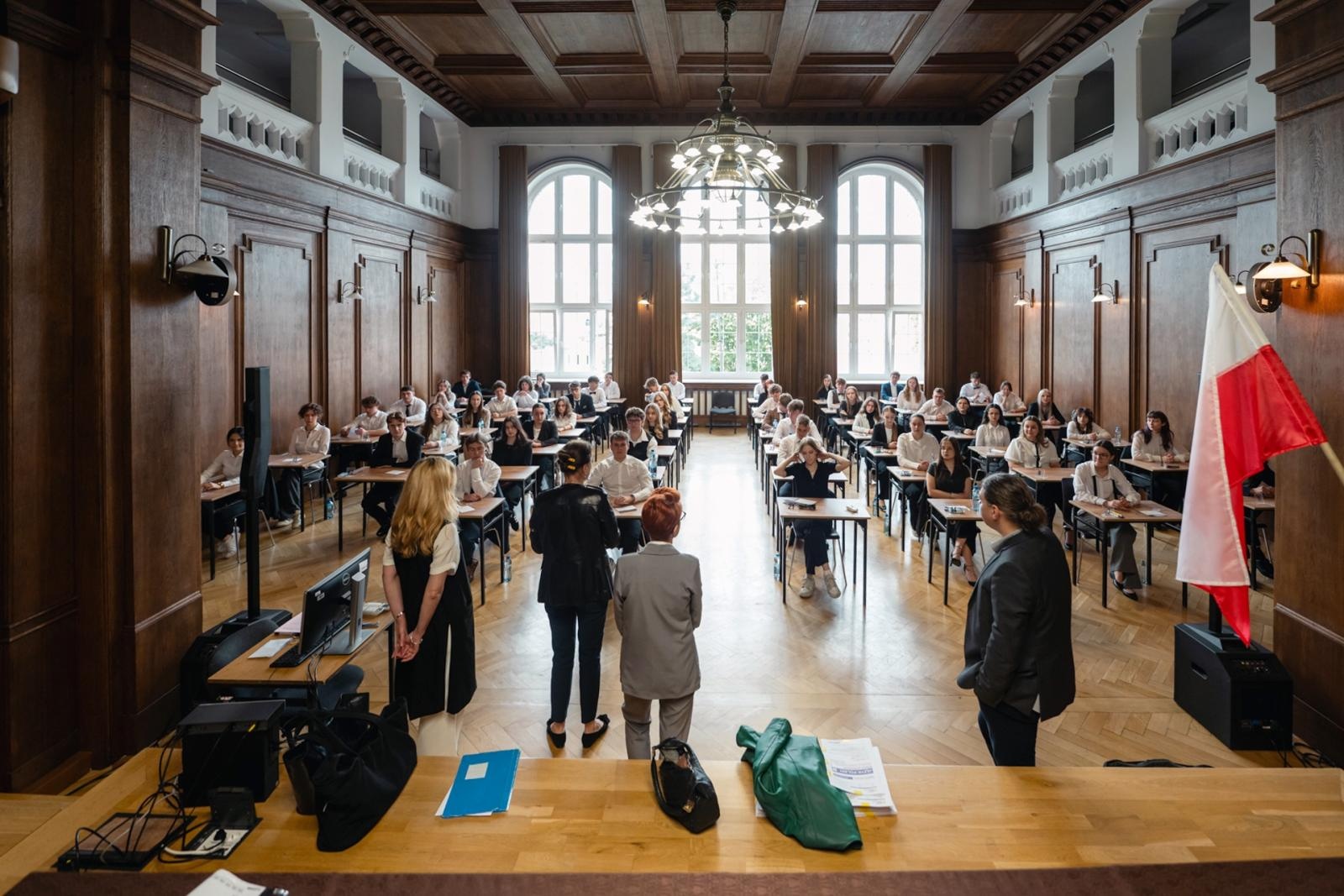 Zdjęcie w galerii na portalu naszraciborz.pl: Absolwenci I LO i Plastyka rozpoczęli matury [FOTO] wiadomości z regionu