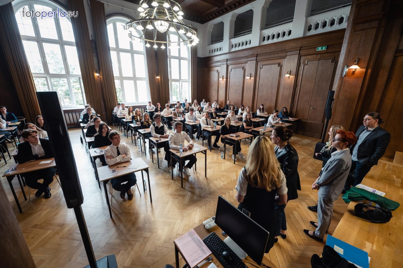Zdjęcie w galerii na portalu naszraciborz.pl: Absolwenci I LO i Plastyka rozpoczęli matury [FOTO] wiadomości z regionu