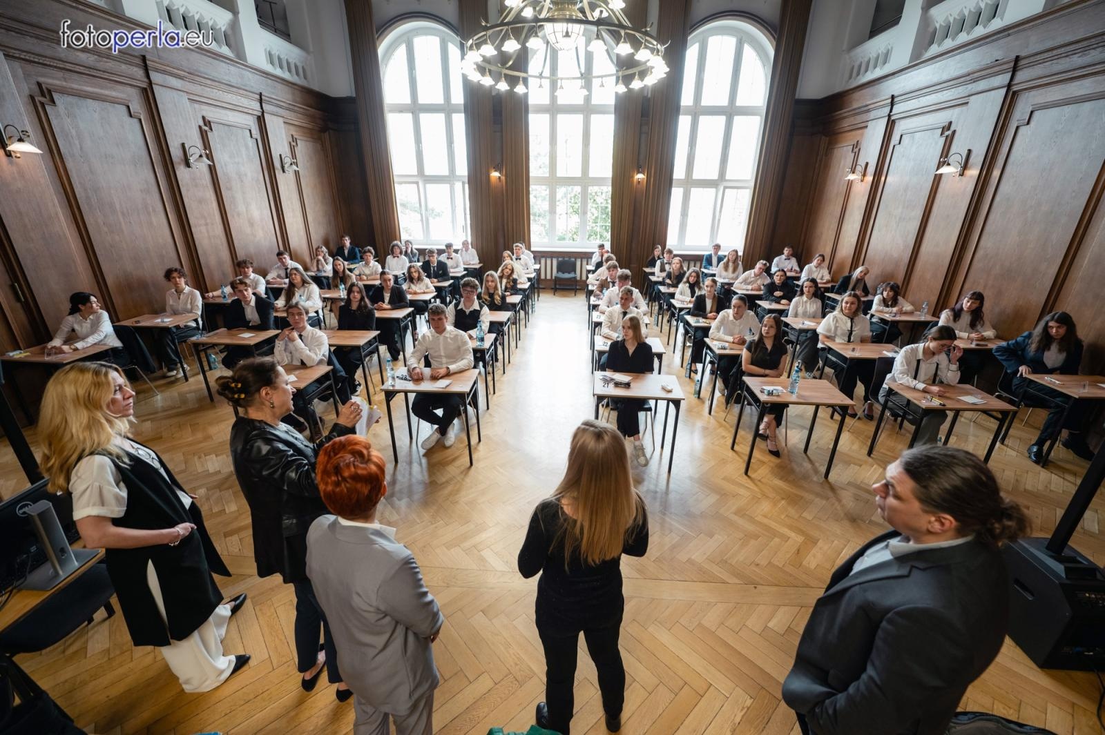 Zdjęcie w galerii na portalu naszraciborz.pl: Absolwenci I LO i Plastyka rozpoczęli matury [FOTO] wiadomości z regionu