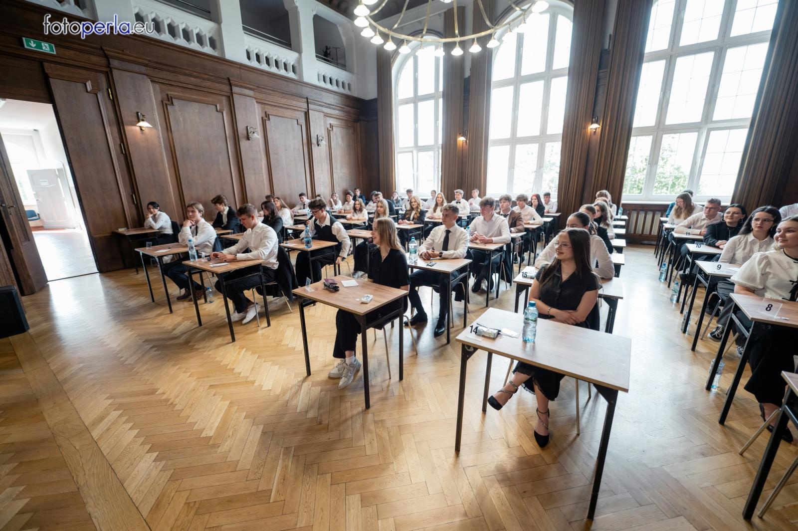 Zdjęcie w galerii na portalu naszraciborz.pl: Absolwenci I LO i Plastyka rozpoczęli matury [FOTO] wiadomości z regionu