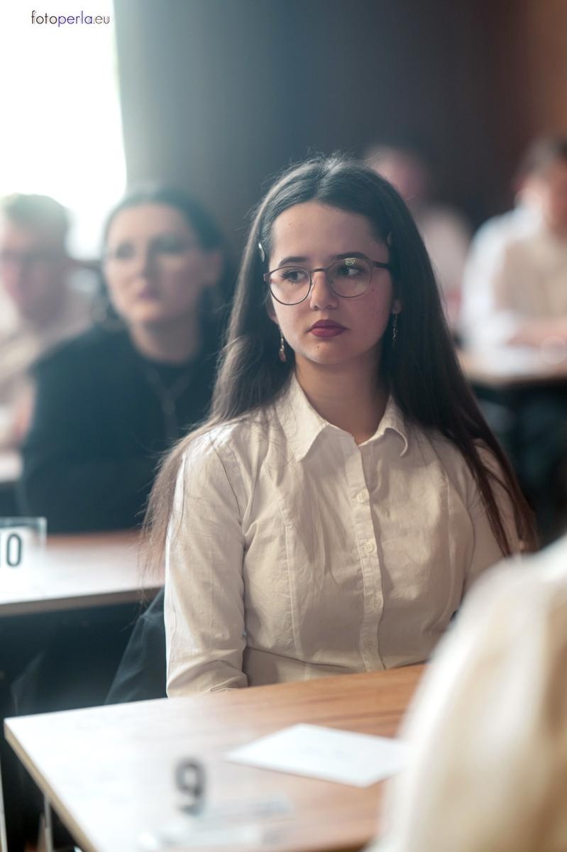 Zdjęcie w galerii na portalu naszraciborz.pl: Absolwenci I LO i Plastyka rozpoczęli matury [FOTO] wiadomości z regionu