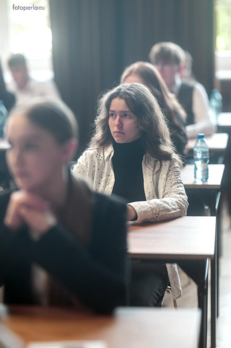 Zdjęcie w galerii na portalu naszraciborz.pl: Absolwenci I LO i Plastyka rozpoczęli matury [FOTO] wiadomości z regionu