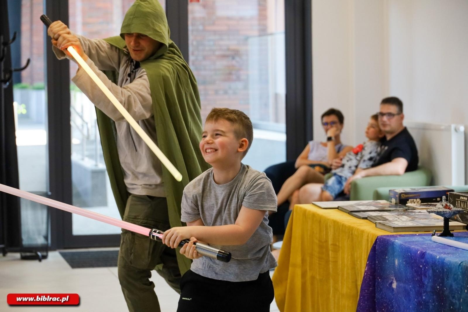 Zdjęcie w galerii na portalu naszraciborz.pl: Moc była z Biblioteką! Dzień Gwiezdnych Wojen na Stacji Młodych wiadomości z regionu