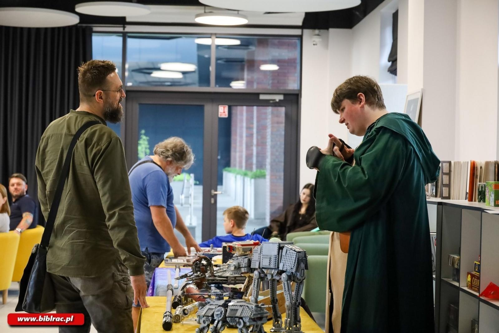 Zdjęcie w galerii na portalu naszraciborz.pl: Moc była z Biblioteką! Dzień Gwiezdnych Wojen na Stacji Młodych wiadomości z regionu