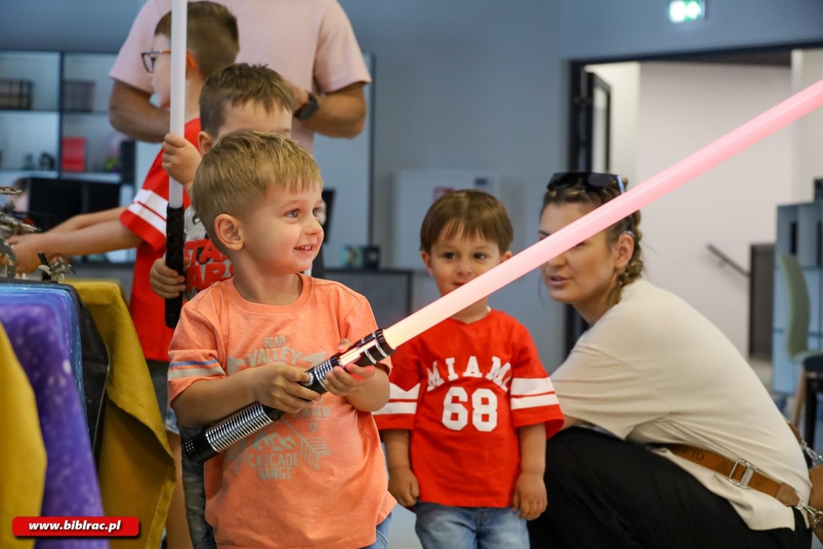 Zdjęcie w galerii na portalu naszraciborz.pl: Moc była z Biblioteką! Dzień Gwiezdnych Wojen na Stacji Młodych wiadomości z regionu
