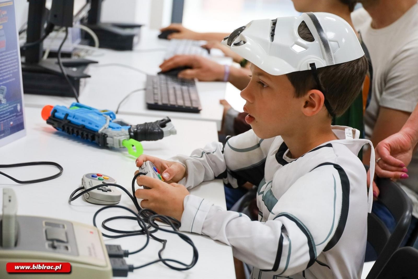 Zdjęcie w galerii na portalu naszraciborz.pl: Moc była z Biblioteką! Dzień Gwiezdnych Wojen na Stacji Młodych wiadomości z regionu