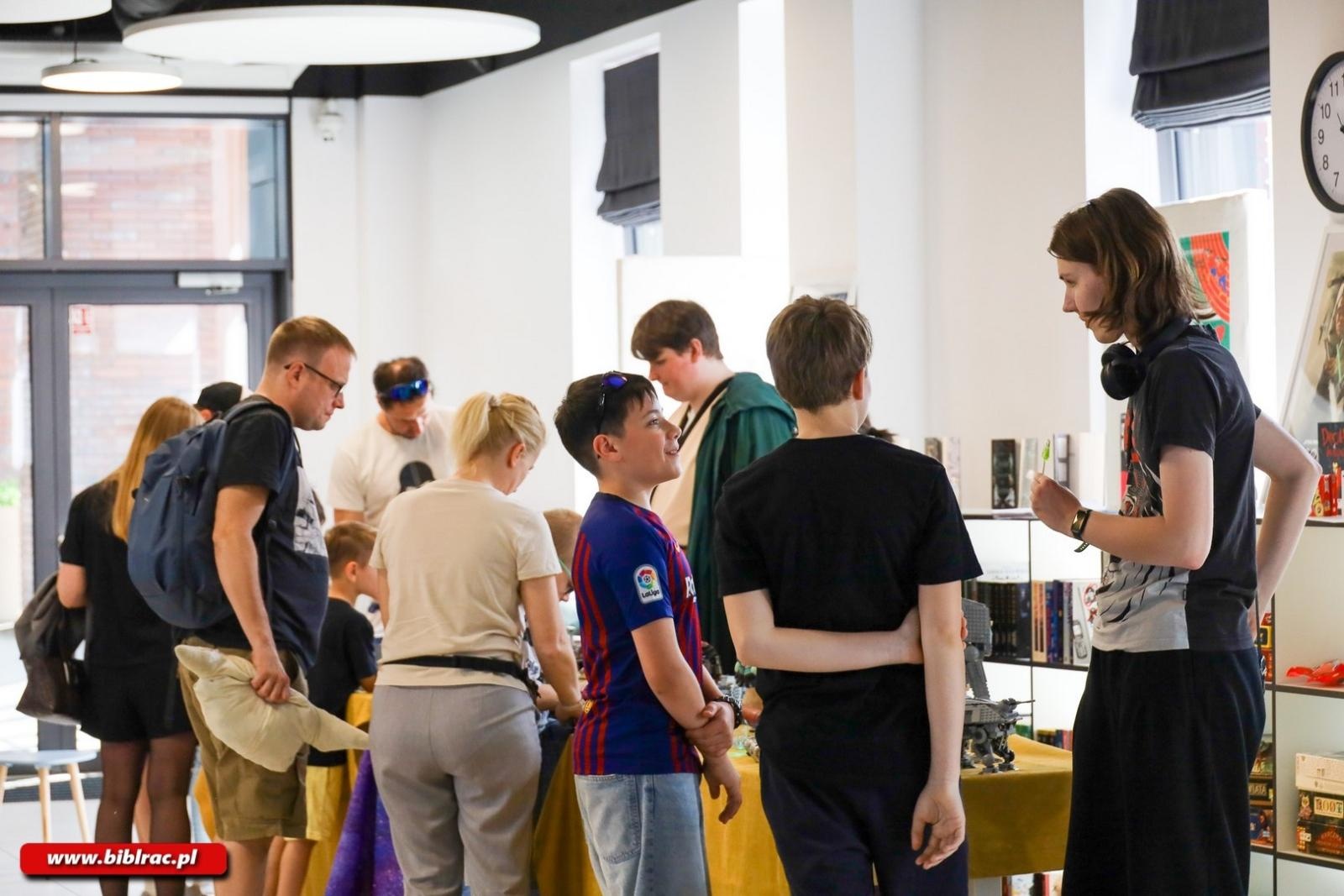 Zdjęcie w galerii na portalu naszraciborz.pl: Moc była z Biblioteką! Dzień Gwiezdnych Wojen na Stacji Młodych wiadomości z regionu