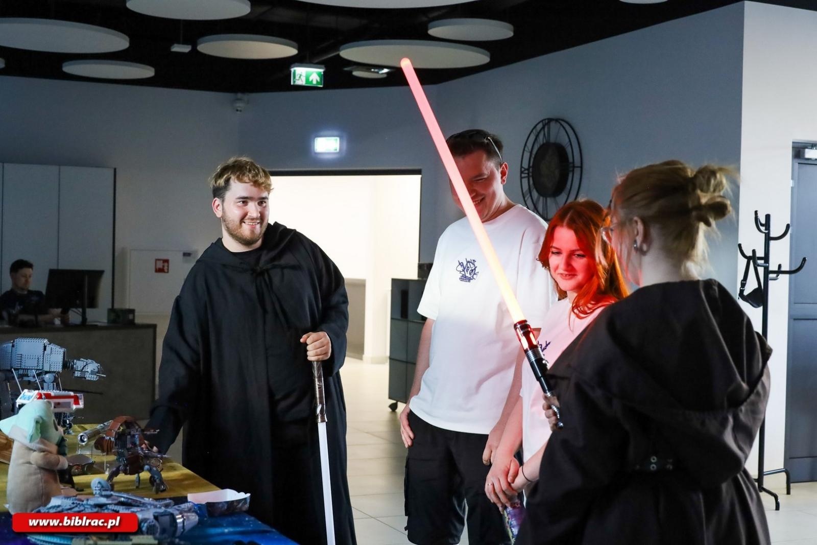 Zdjęcie w galerii na portalu naszraciborz.pl: Moc była z Biblioteką! Dzień Gwiezdnych Wojen na Stacji Młodych wiadomości z regionu