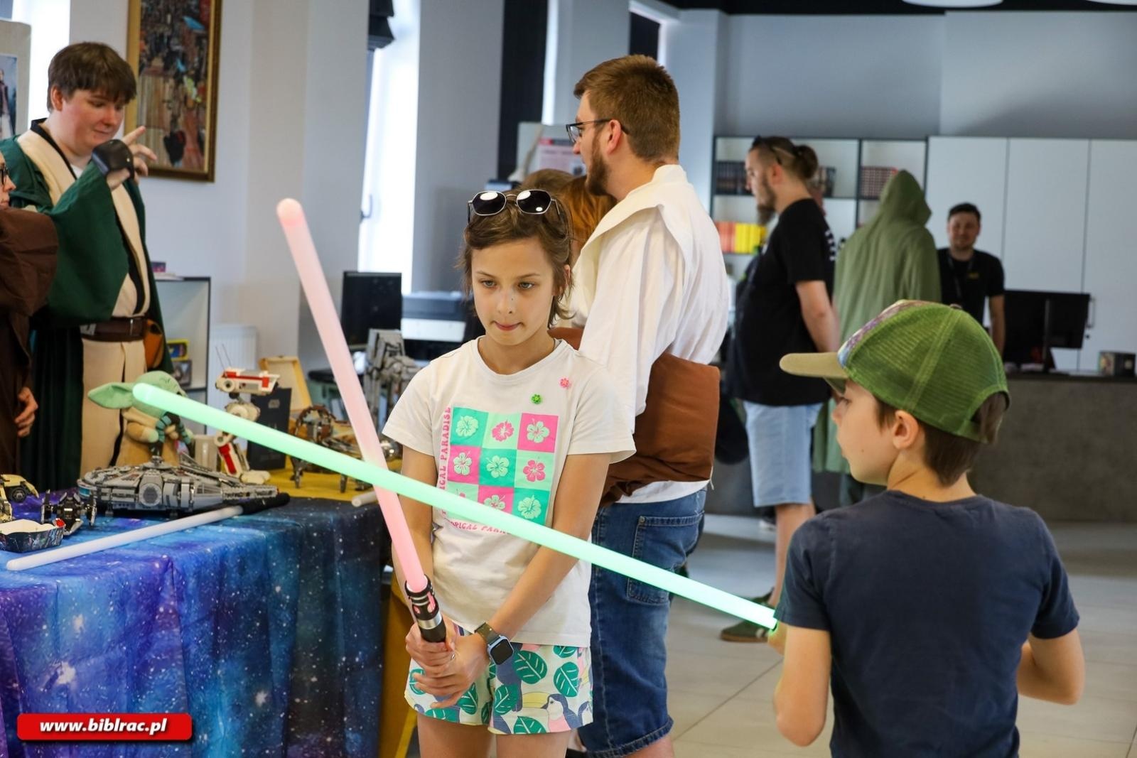 Zdjęcie w galerii na portalu naszraciborz.pl: Moc była z Biblioteką! Dzień Gwiezdnych Wojen na Stacji Młodych wiadomości z regionu
