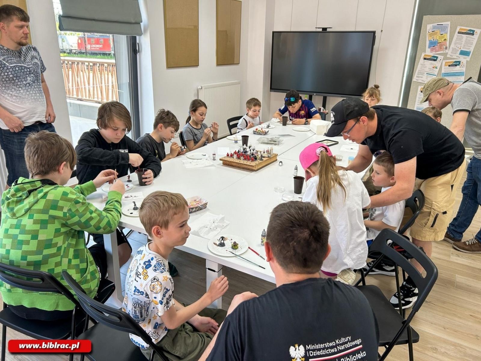 Zdjęcie w galerii na portalu naszraciborz.pl: Moc była z Biblioteką! Dzień Gwiezdnych Wojen na Stacji Młodych wiadomości z regionu