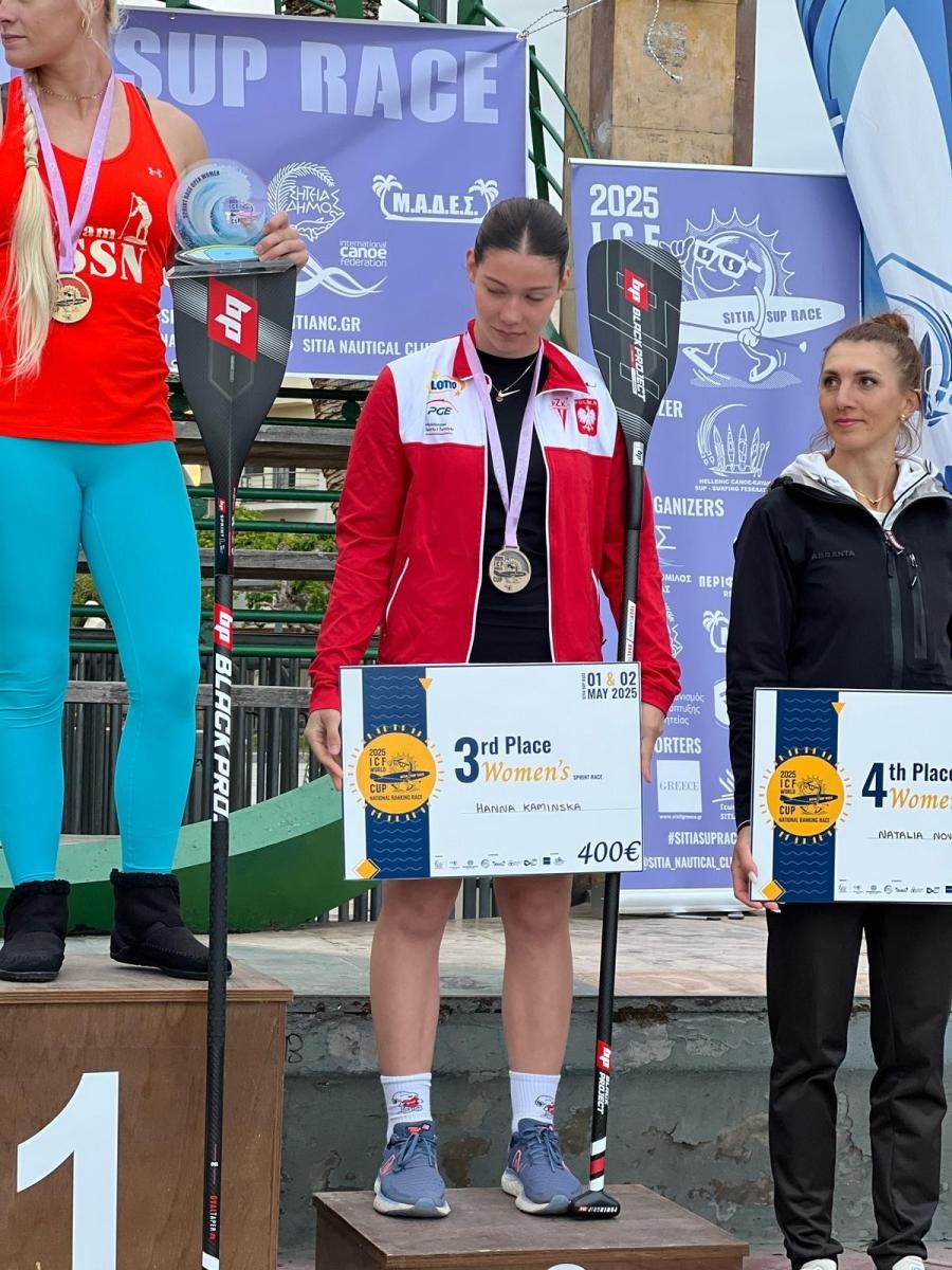 Zdjęcie w galerii na portalu naszraciborz.pl: Sensacyjny debiut Hanny Kamińskiej z RTW Racibórz w Pucharze Świata SUP – brązowy medal w Grecji wiadomości z regionu